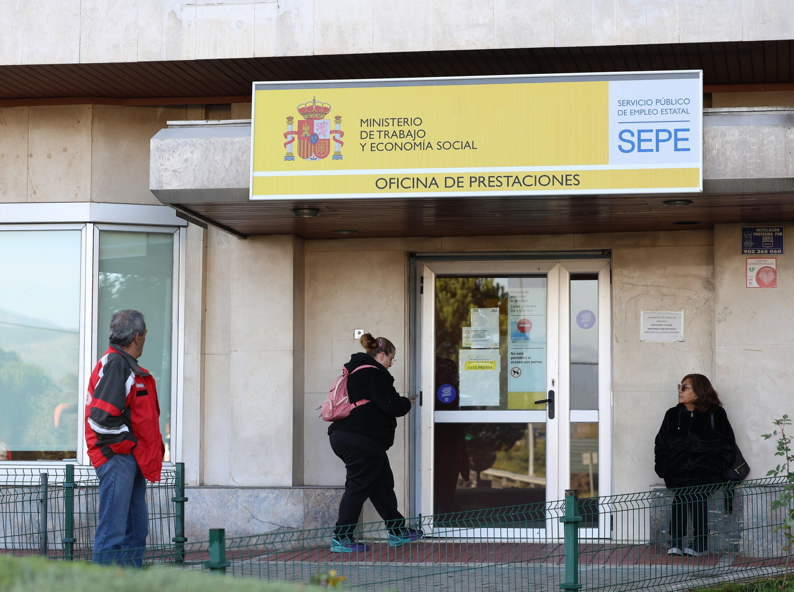 Archivo - Una mujer pasa a una oficina del SEPE.