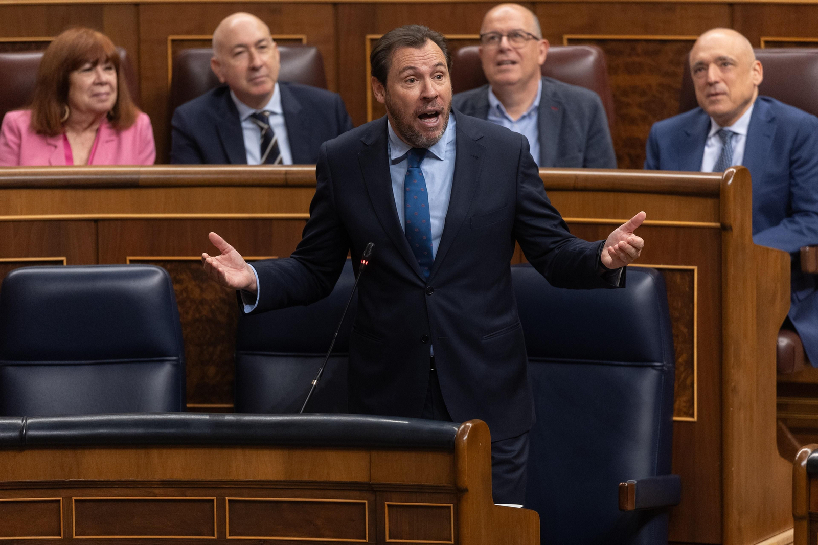 El ministro de Transportes y Movilidad Sostenible, Óscar Puente, interviene durante una sesión de control al Gobierno, en el Congreso de los Diputados
