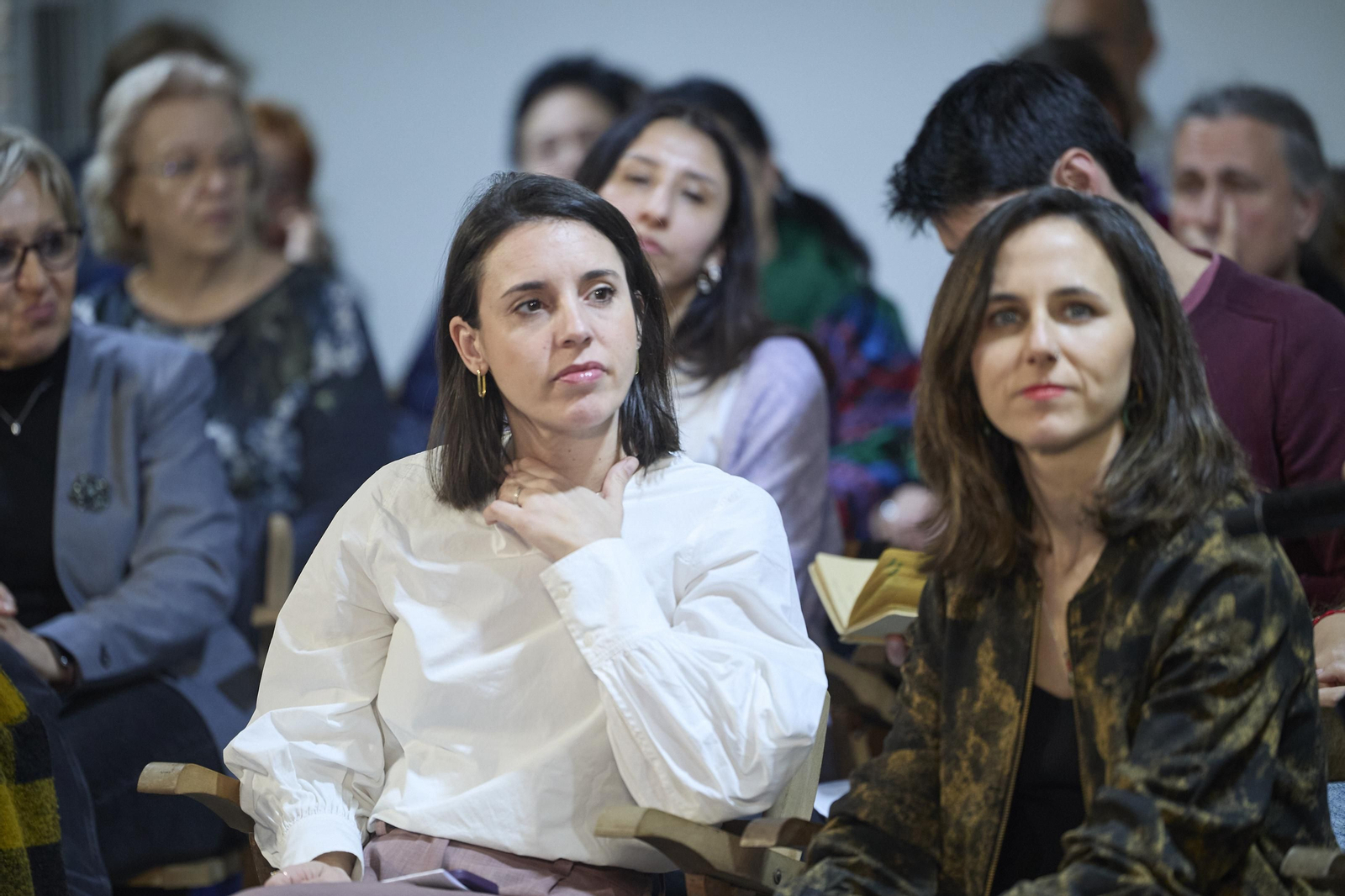 Archivo - La secretaria política de Podemos y eurodiputada, Irene Montero (i), y la secretaria general de Podemos y diputada, Ione Belarra (d), durante un acto de Podemos, en el espacio Próxima Estación, a 6 de marzo de 2025, en Madrid (España).