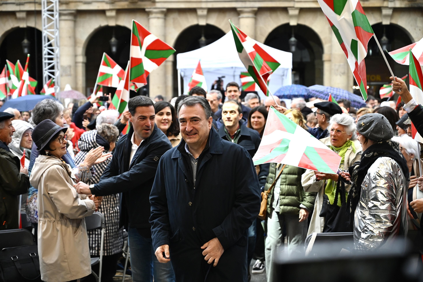 El presidente del EBB, Aitor Esteban, y el lehendakari, Imanol Pradales, saludan a los militantes del PNV en la Plaza Nueva de Bilbao en el Aberri Eguna