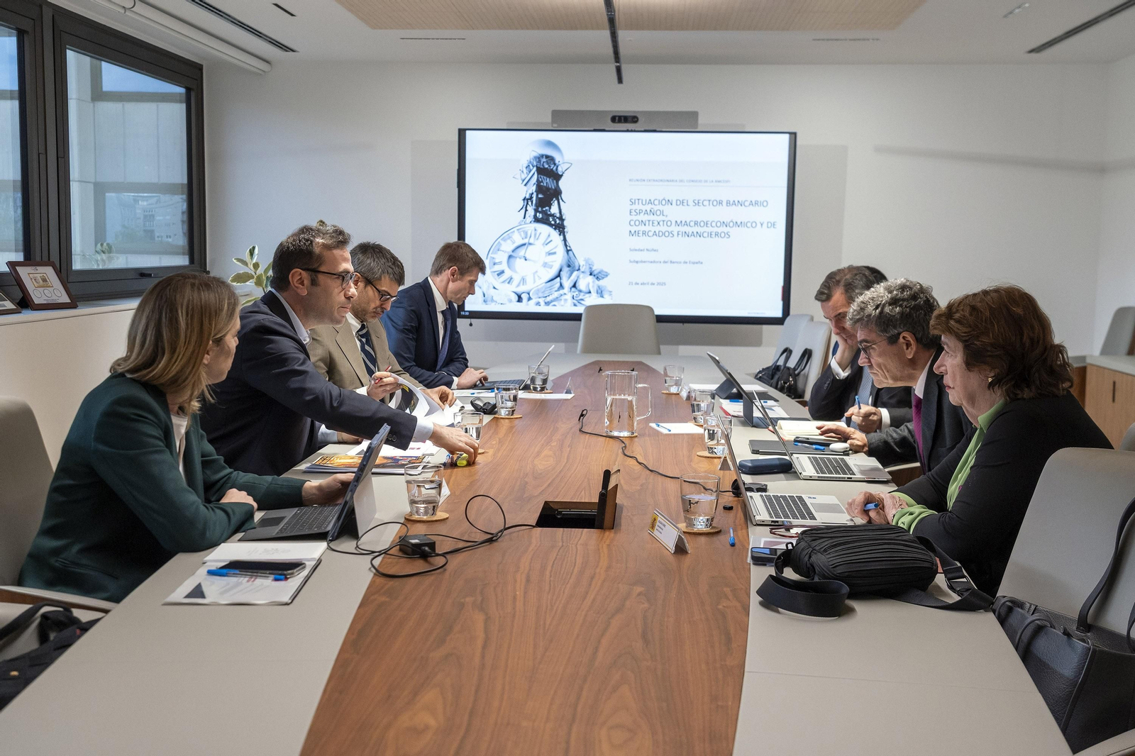 El Ministro de Economía, Comercio y Empresa, Carlos Cuerpo preside la reunión extraordinaria de la autoridad macroprudencial AMCESFI con: El Gobernador del Banco de España, D. José Luis Escrivá Belmonte, el Presidente de la CNMV, D. Carlos San Basilio.