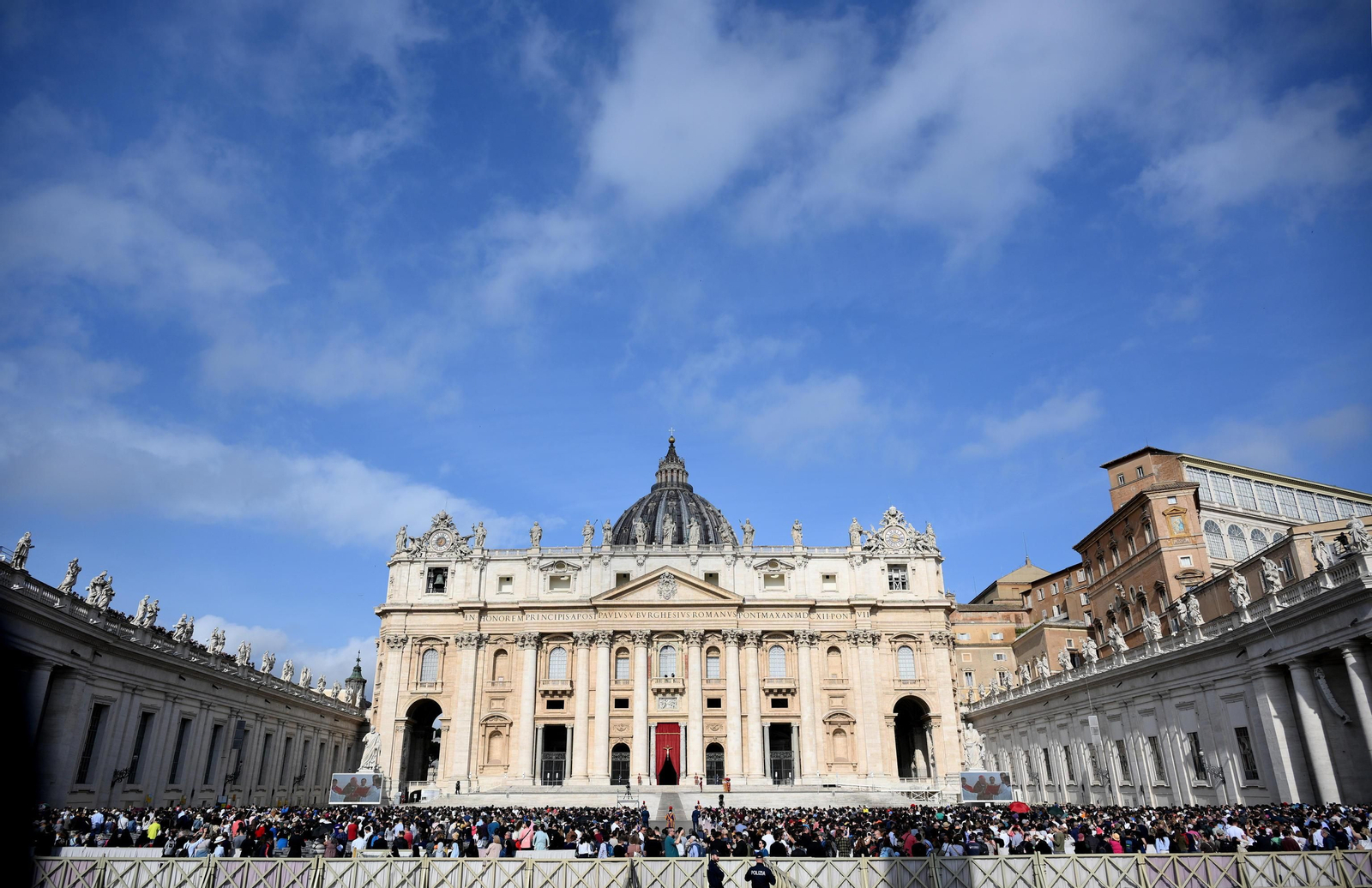 El féretro del papa Francisco llega a la basílica de San Pedro