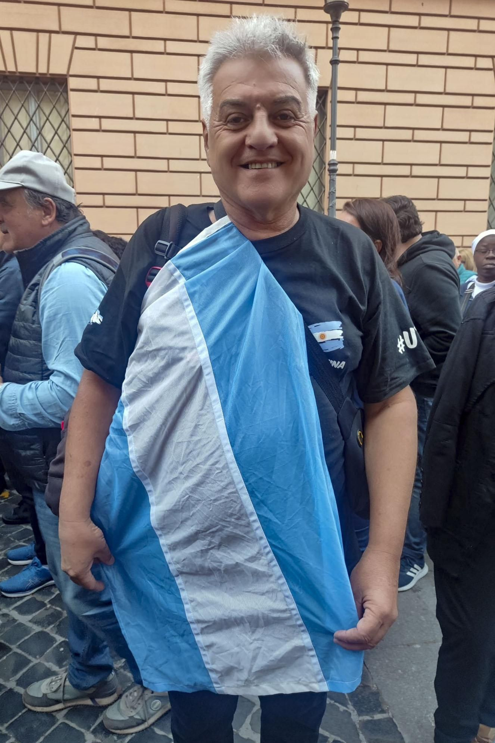 Cientos de fieles esperan para despedirse ante el féretro del papa Francisco