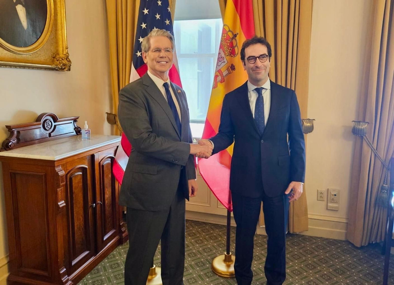 El ministro de Economía, Comercio y Empresa, Carlos Cuerpo (d), durante la reunión con el secretario del Tesoro de Estados Unidos, Scott Bessent (i), de la semana pasada