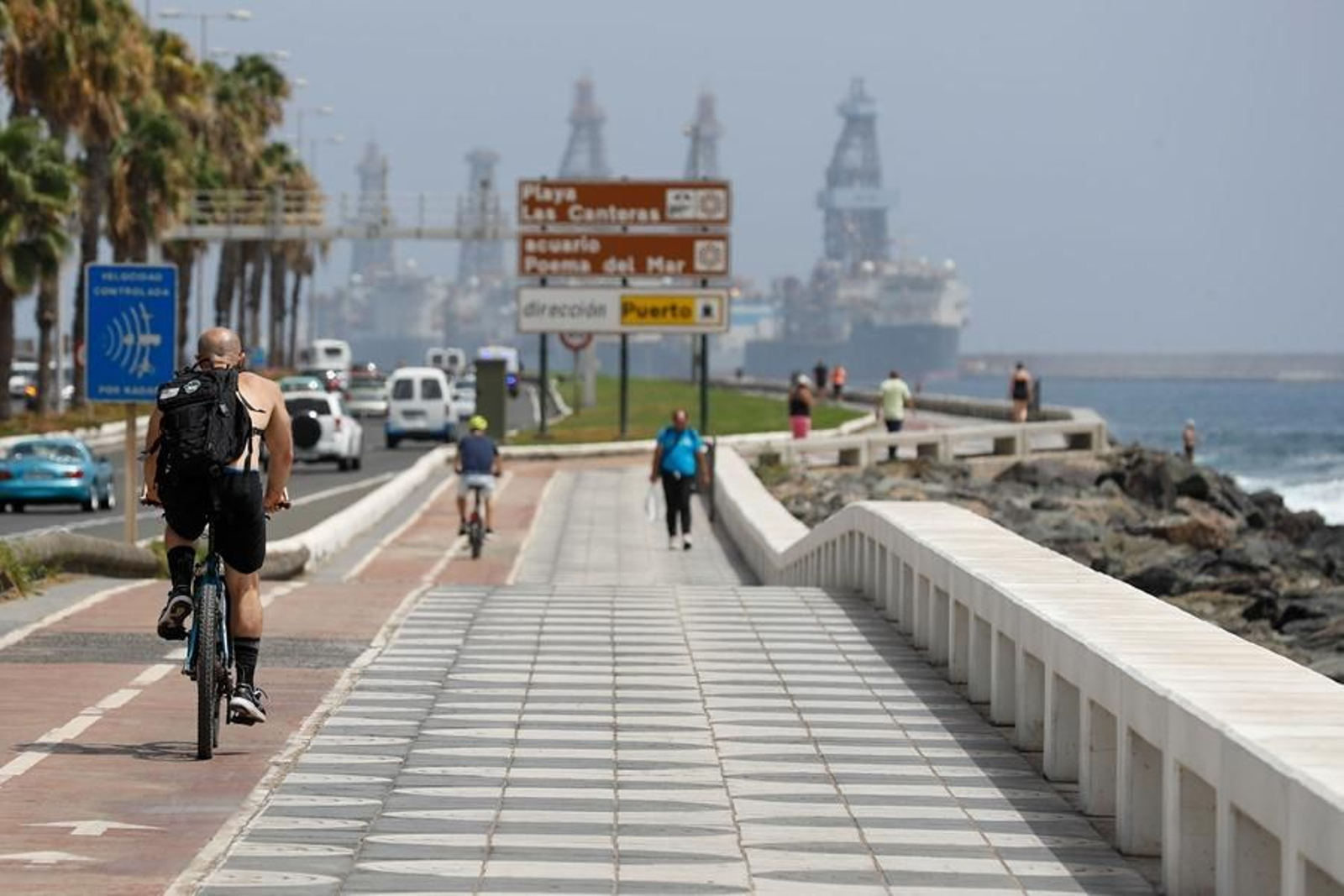Personas pasean por Gran Canaria