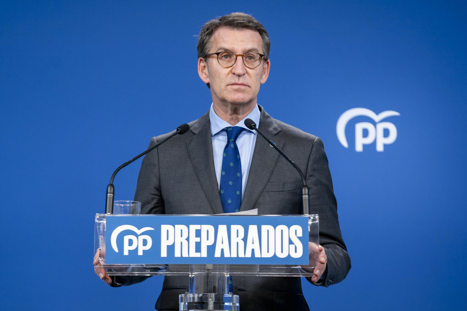 El presidente de la Xunta de Galicia, Alberto Núñez Feijóo, comparece en la sede nacional del PP para entregar los avales necesarios para formalizar su candidatura, en la calle Génova, a 9 de marzo de 2022, en Madrid (España).