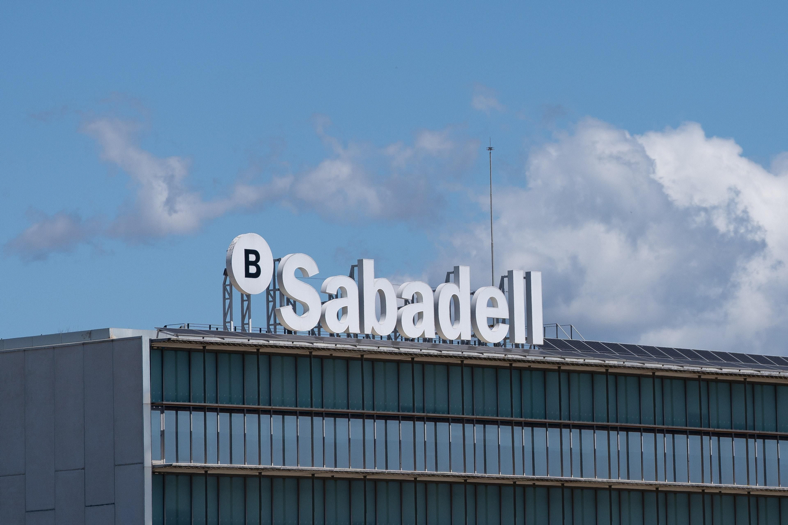 Exterior de la sede de Banco Sabadell, a 17 de abril de 2025, en Barcelona, Cataluña (España).