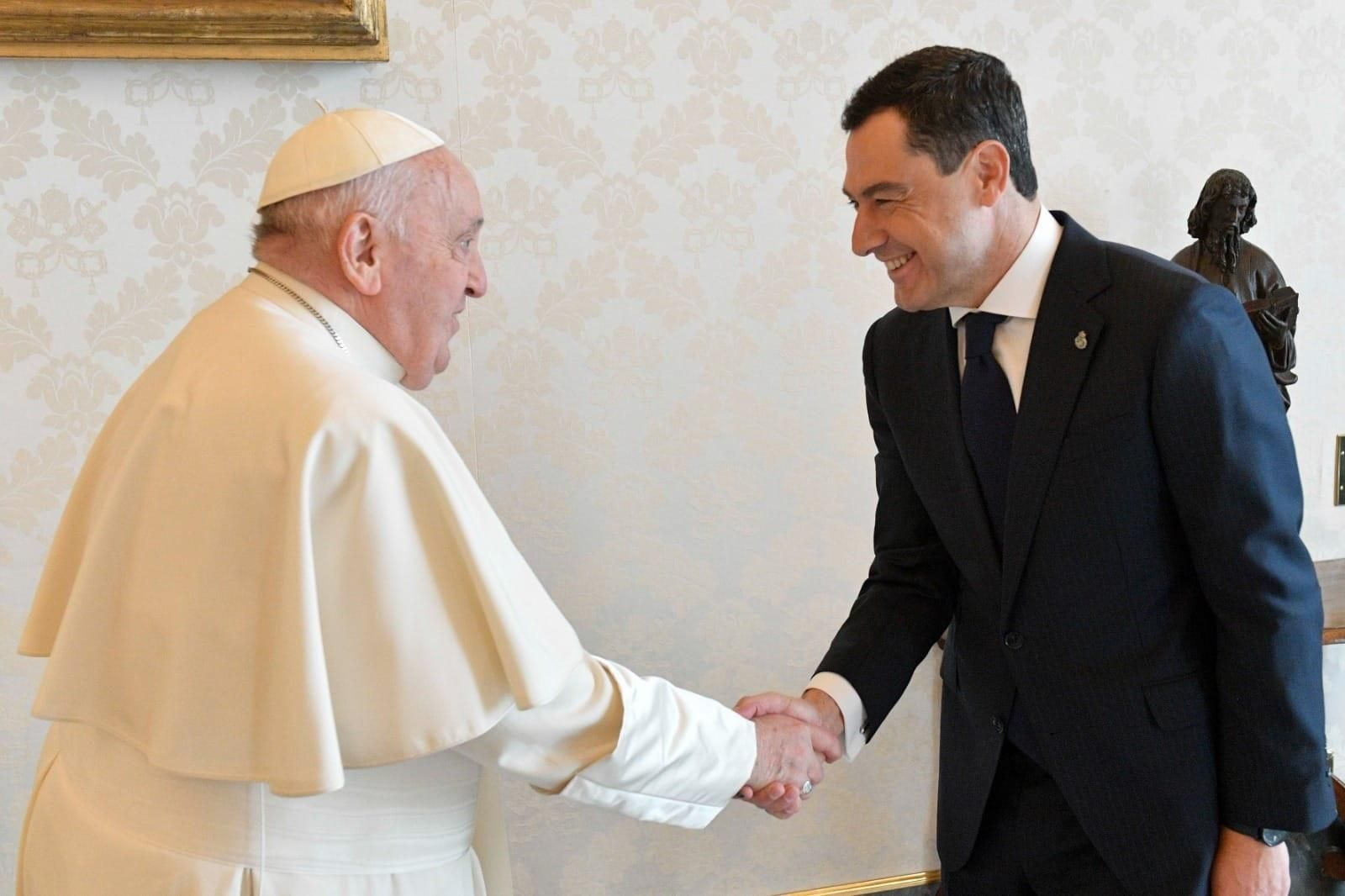 El Papa Francisco y Juanma Moreno, en El Vaticano