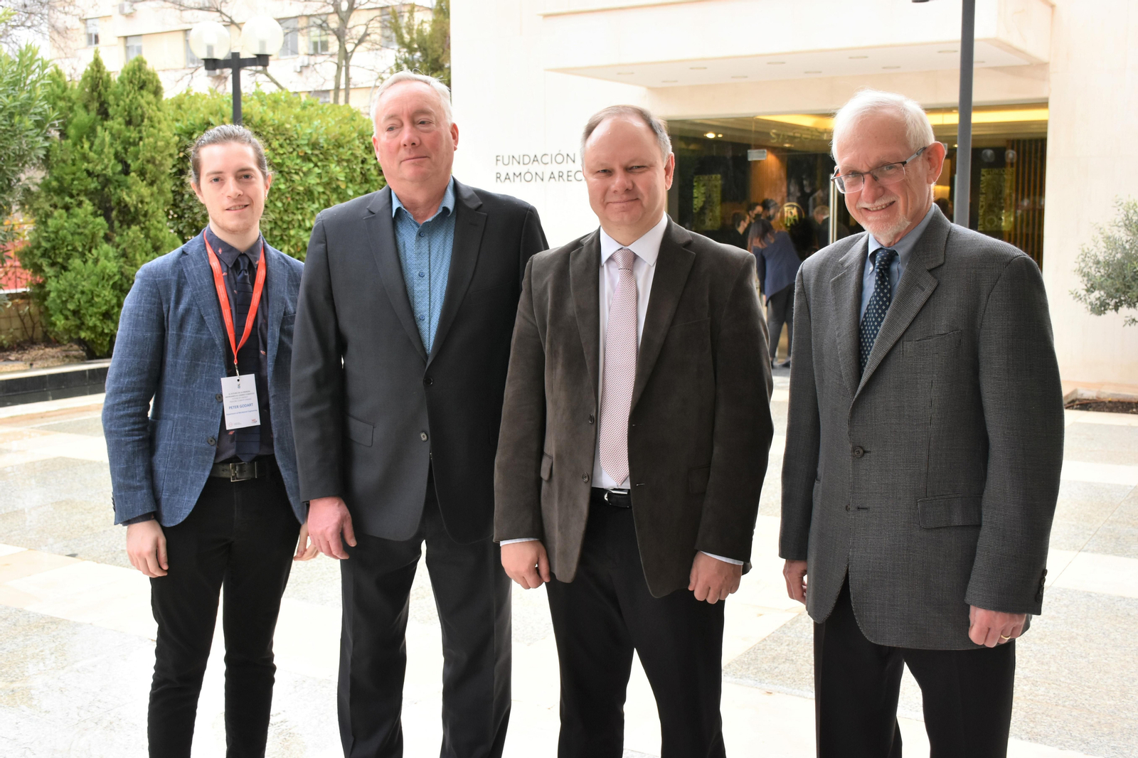 Profesores e investigadores del Instituto Tecnológico de Massachusetts (MIT) han advertido que la actual inestabilidad geopolítica frena los avances que se habían realizado hacia una huella de carbono neutral en una entrevista con EFE en la Fundación Ramón Areces. En la foto, de izquierda a derecha, el investigador postdoctoral y docente del MIT, Peter Godart; el profesor de ingeniería del MIT, Dennis G. Whyte; el director adjunto del programa de Investigación Científica del MIT, Sergey Paltsev (dcha) y el ingeniero de investigación del MIT, Howard J. Herzog. EFE/ Fundación Ramón Areces / SOLO USO EDITORIAL/ SOLO DISPONIBLE PARA ILUSTRAR LA NOTICIA QUE ACOMPAÑA (CRÉDITO OBLIGATORIO)