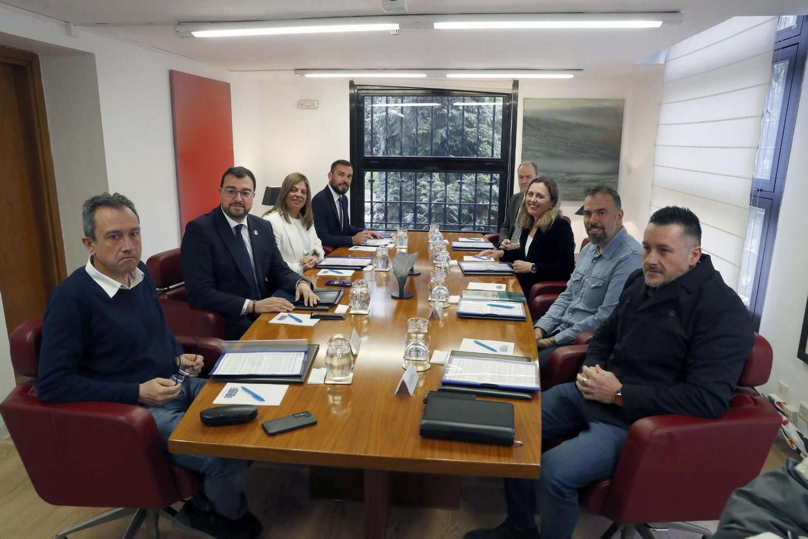 El presidente del Principado, Adrián Barbón, preside una reunión con agentes sociales para abordar las medidas frente a la política arancelaria de EEUU.