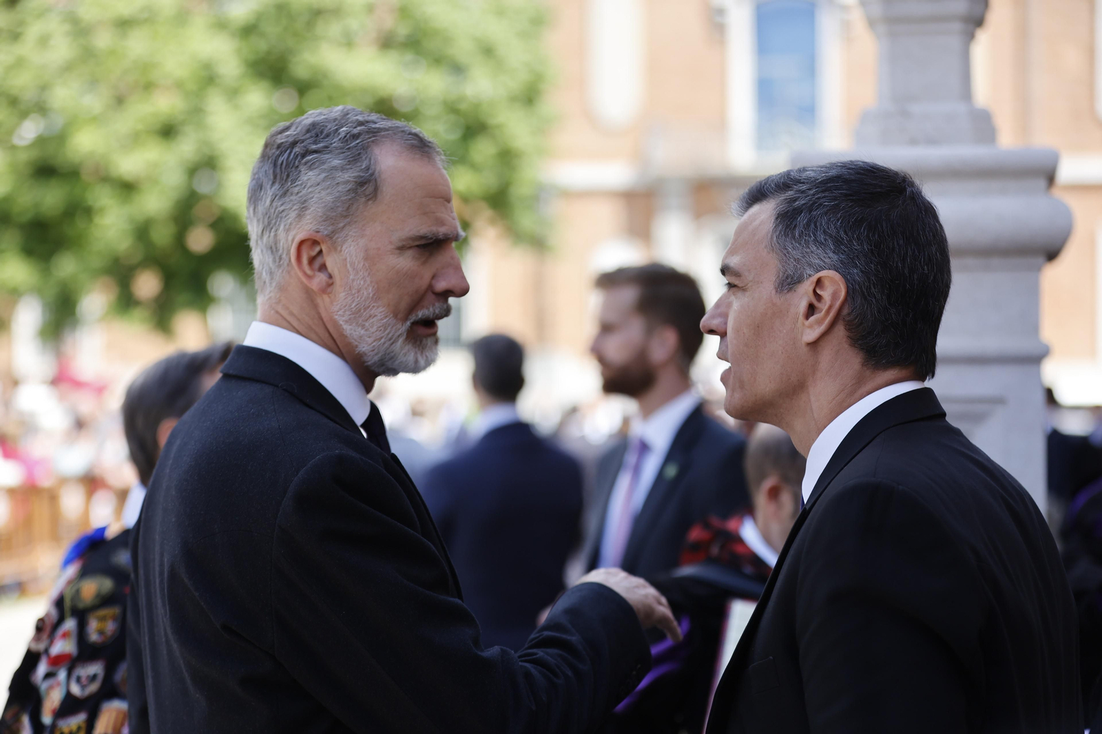 Archivo - El Rey Felipe y el presidente del Gobierno, Pedro Sánchez a la salida del Premio 'Miguel de Cervantes' 2023 en el paraninfo de la Universidad de Alcalá, a 23 de abril de 2024, en Alcalá de Henares (España).