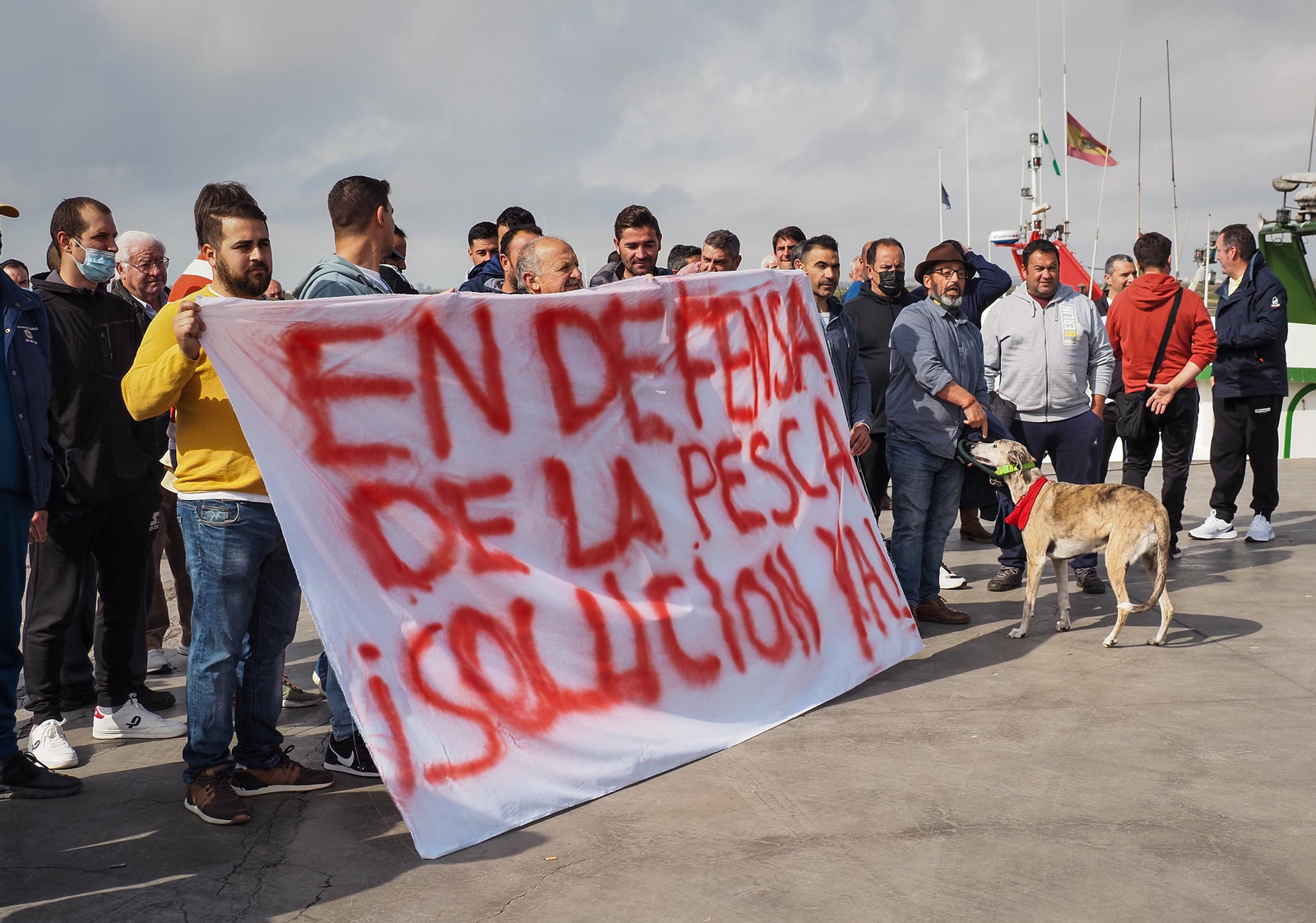 Unos 50 pescadores cortan el acceso al puente de Ayamonte hacia Portugal
