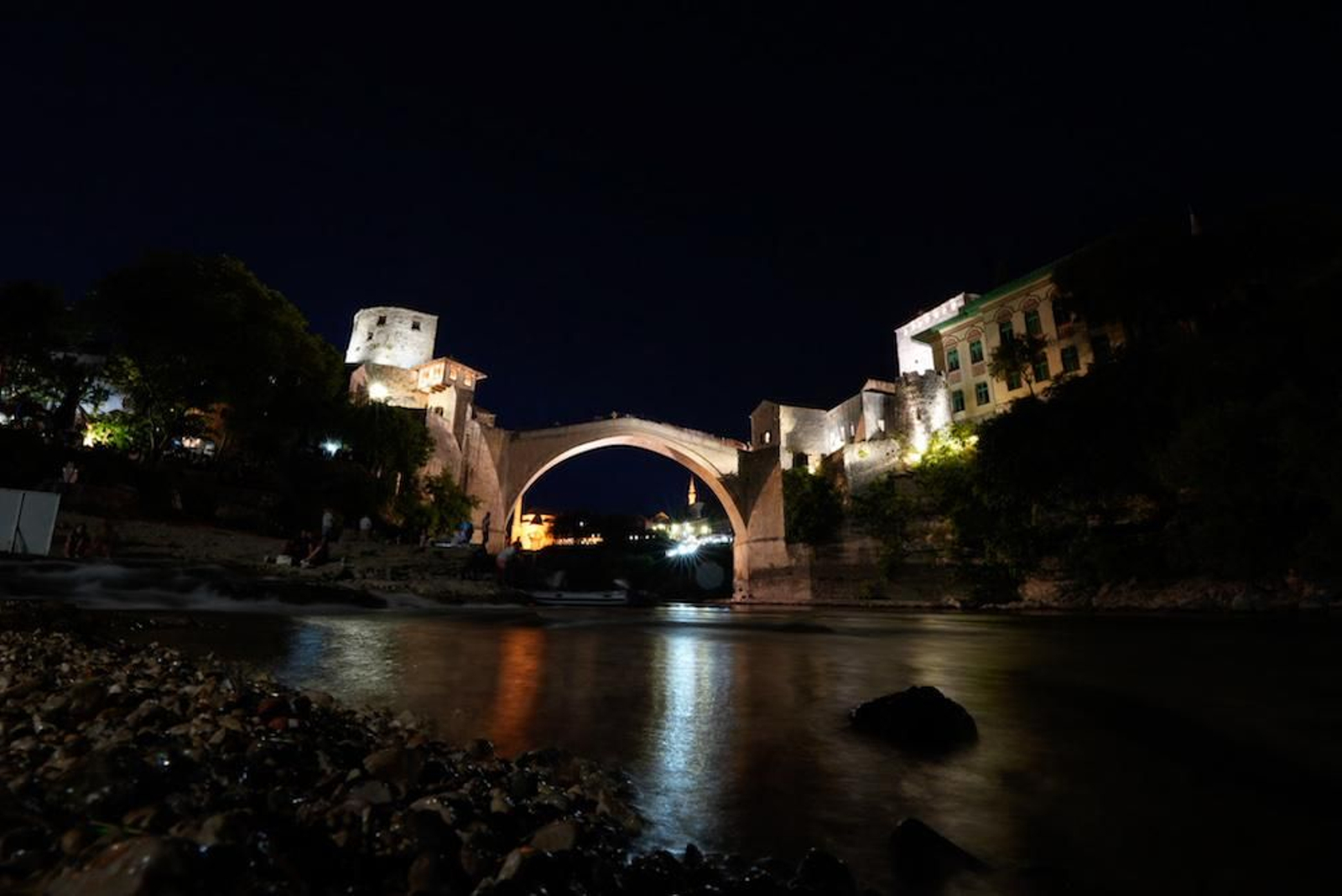 bosnia-mostar-puente-viejo-noche.jpg