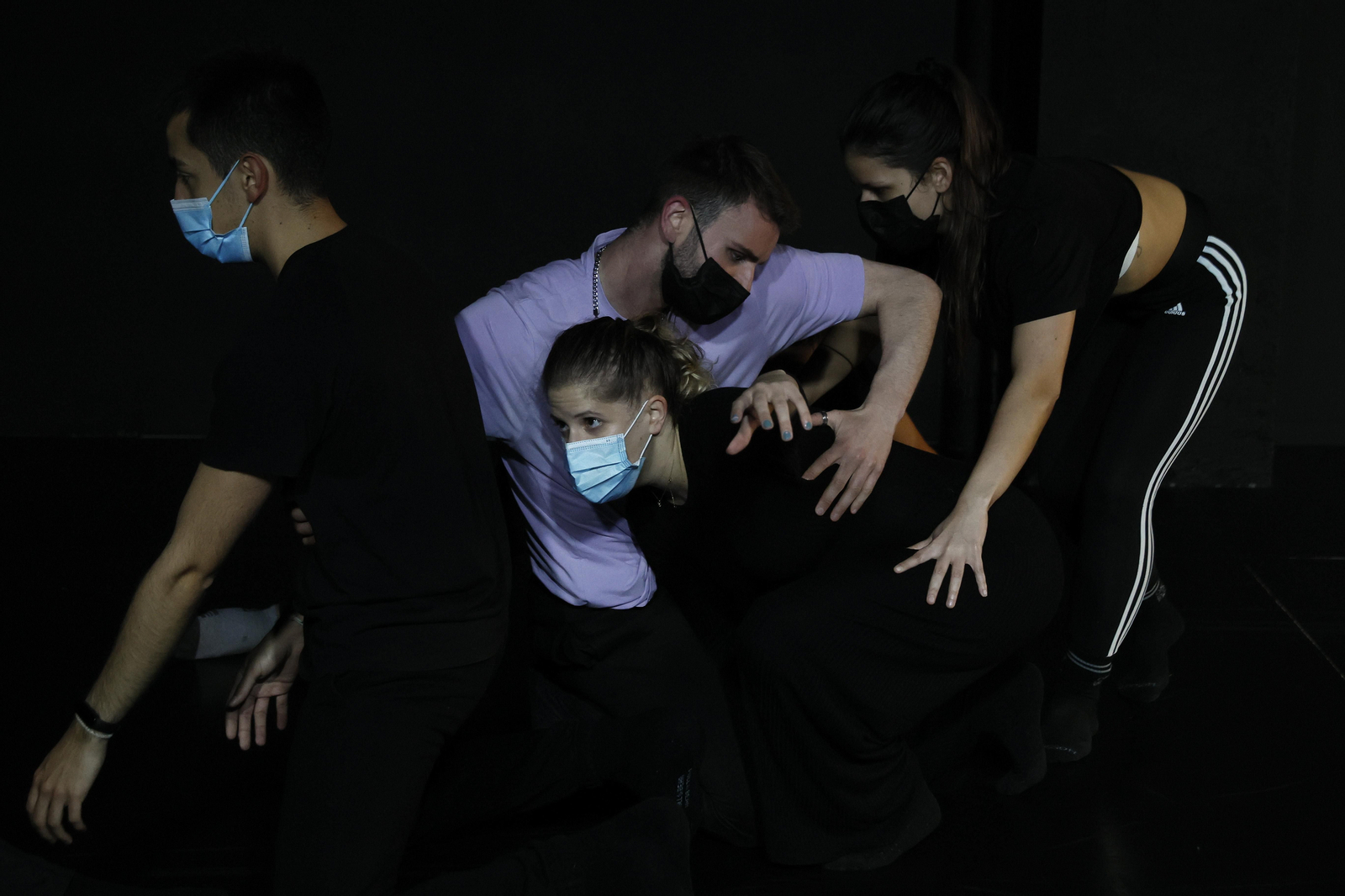 La compañía de teatro La Joven nació en 2014 y ocho años después está firmemente asentada en su propósito de iniciar a los jóvenes en su andadura en las artes escénicas desde la interpretación, a la dirección o la iluminación, además de atraer al teatro a un público de menor edad. EFE/Chema Moya