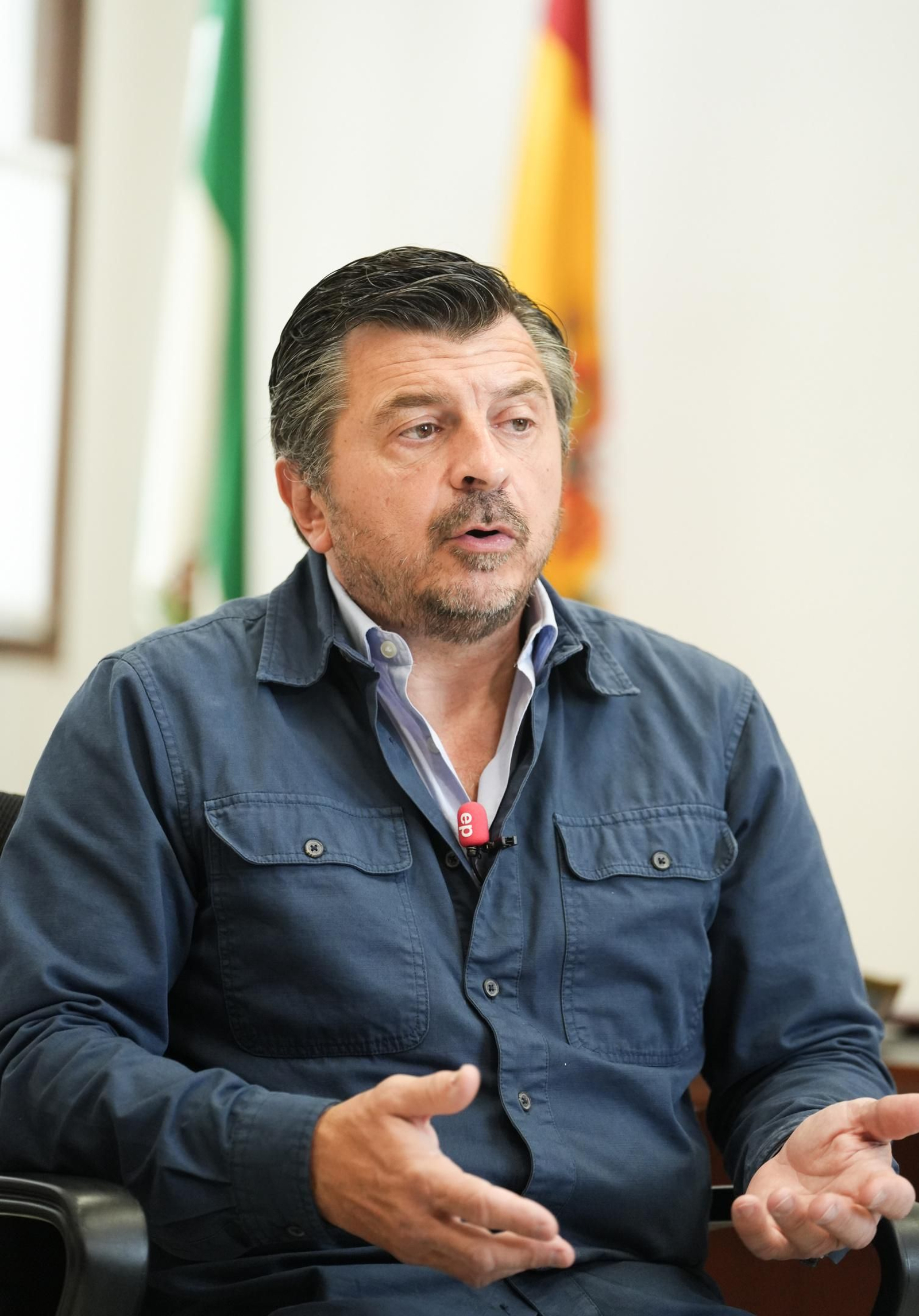 El portavoz del PP-A en el Parlamento andaluz, Toni Martín, durante la entrevista