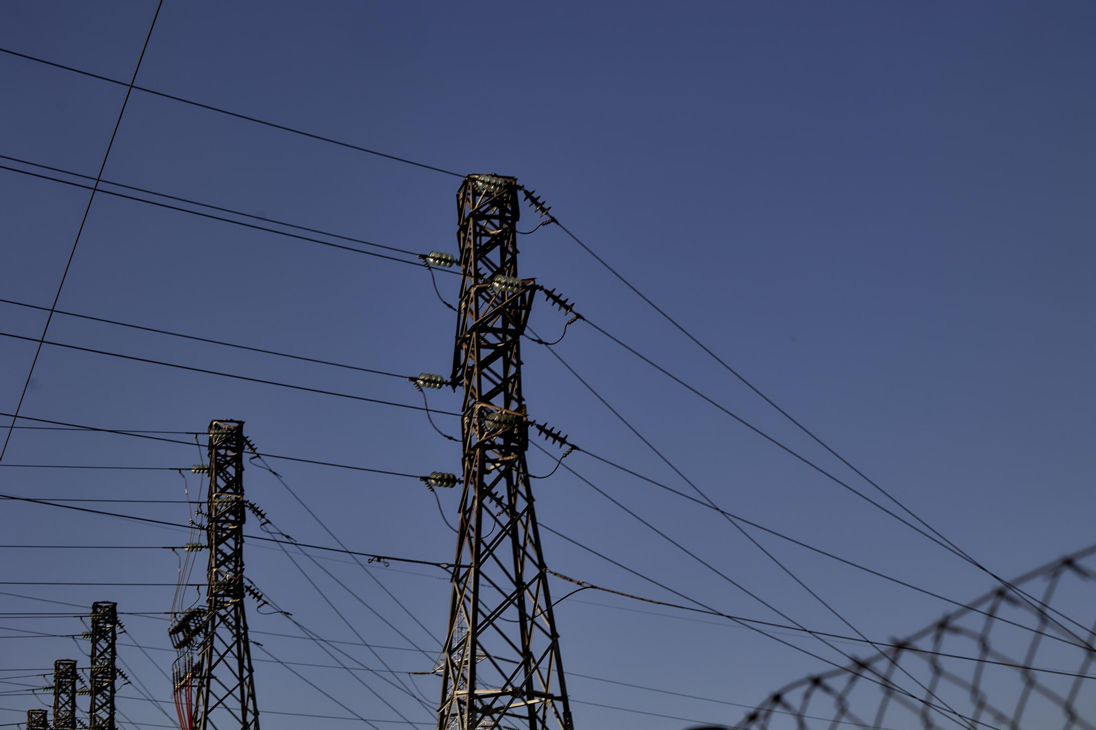 Archivo - Vista de una torre de alta tensión