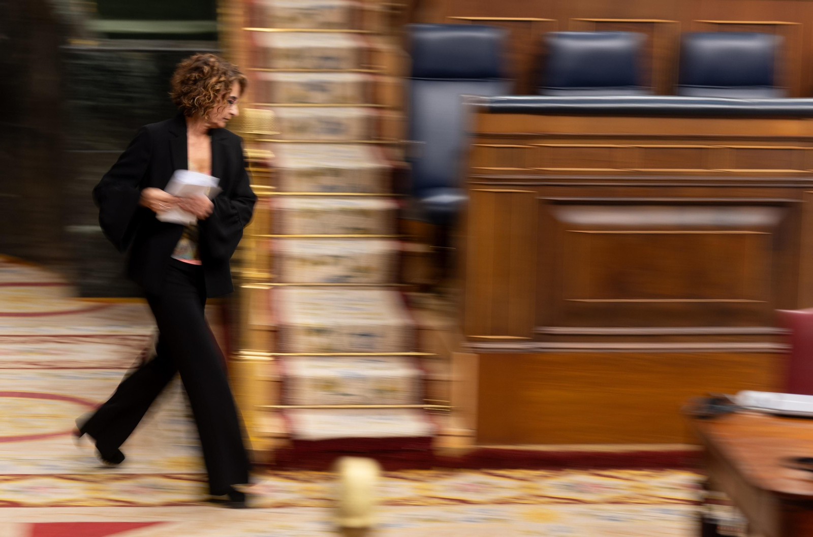 La vicepresidenta primera y ministra de Hacienda, María Jesús Montero, llega a una sesión plenaria en el Congreso de los Diputados, a 9 de abril de 2025, en Madrid (España).