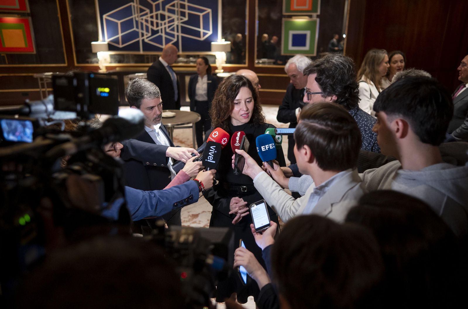 La presidenta de la Comunidad de Madrid, Isabel Díaz Ayuso, ofrece declaraciones a los medios a su llegada a un desayuno informativo que organiza Nueva Economía Fórum, a 23 de abril de 2025, en Madrid (España).