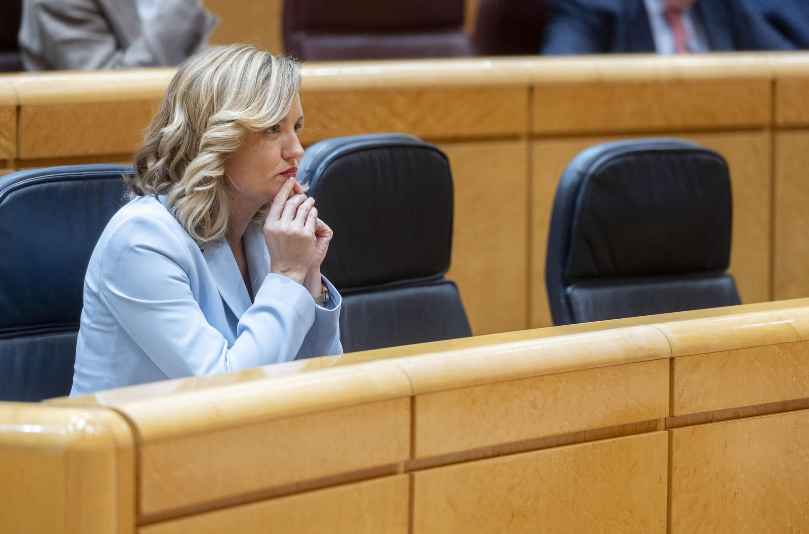 La ministra de Educación, Formación Profesional y Deportes, Pilar Alegría, durante una sesión de control en el Senado, a 8 de abril de 2025, en Madrid (España). Entre otros asuntos, el Gobierno se ha enfrentado a las preguntas del Partido Popular que recl