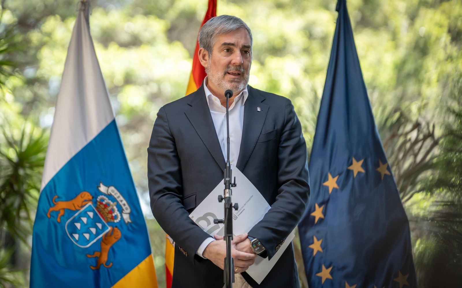 Archivo - El presidente de Canarias, Fernando Clavijo, en una rueda de prensa