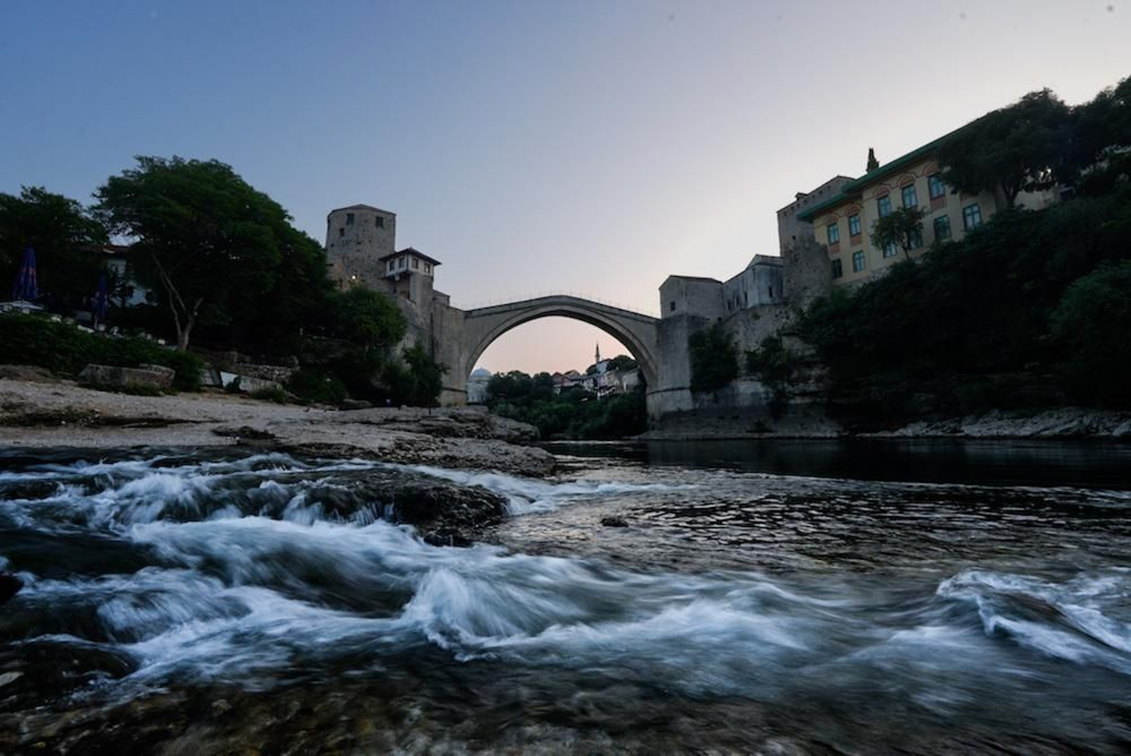 bosnia-mostar-puente-viejo-orilla-neretva.jpg