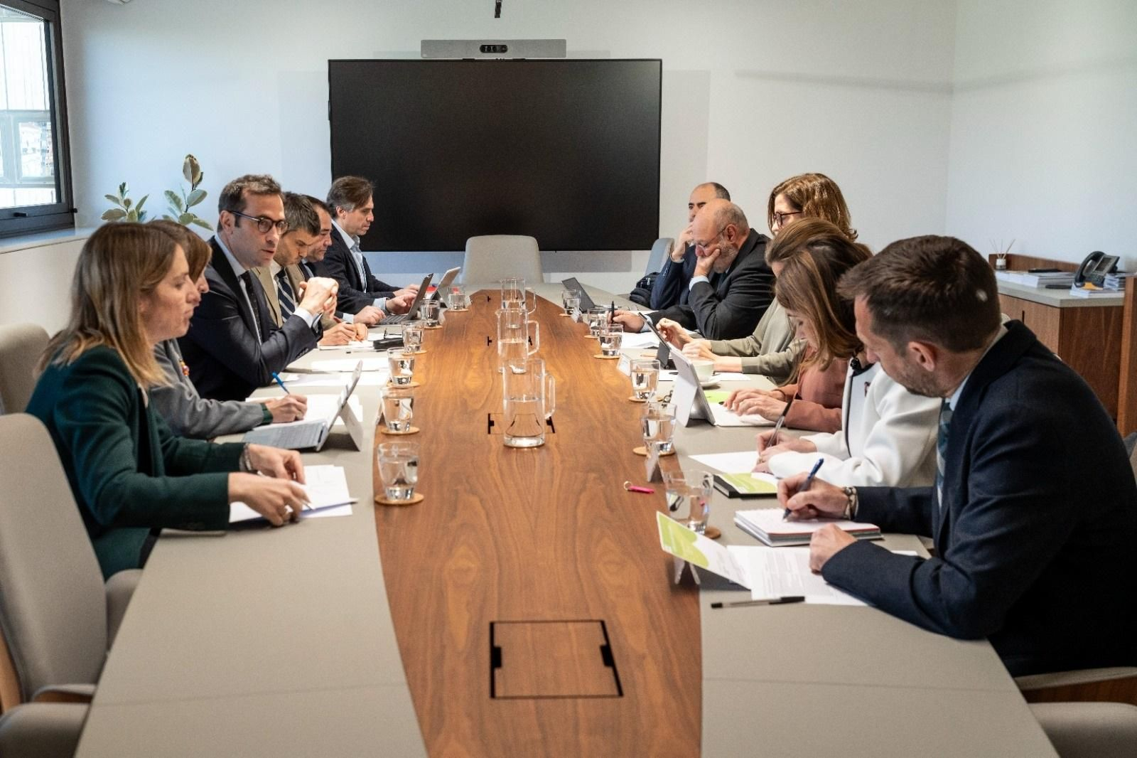 El ministro de Economía, Comercio y Empresa, Carlos Cuerpo, se reune con las tres patronales bancarias (AEB, CECA y Unacc). El 21/04/2025.