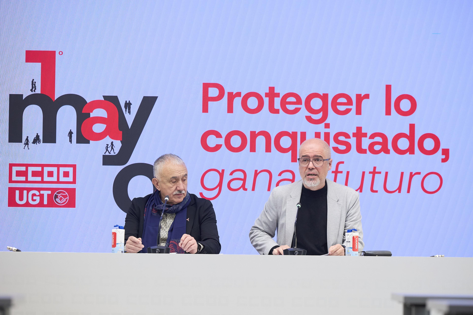 (I-D) Los secretarios generales de UGT y CCOO, Pepe Álvarez y Unai Sordo, ofrecen una rueda de prensa con motivo de la celebración del Primero de Mayo, Día Internacional del Trabajo, en la sede de CCOO, a 21 de abril de 2025, en Madrid (España).