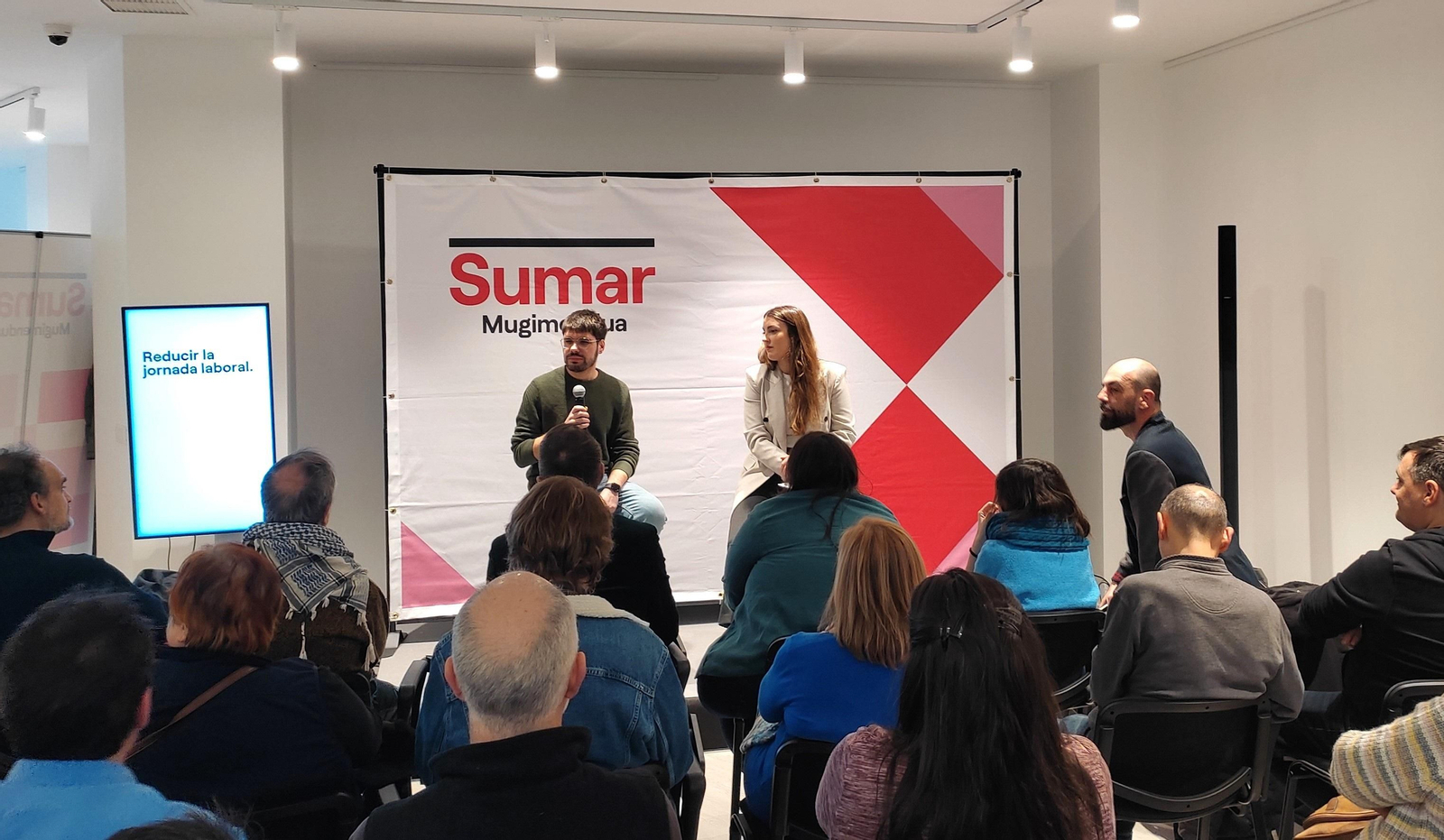 Archivo - El diputado de Sumar Lander Martínez y la candidata a lehendakari, Alba García, en un encuentro con militantes en Bilbao