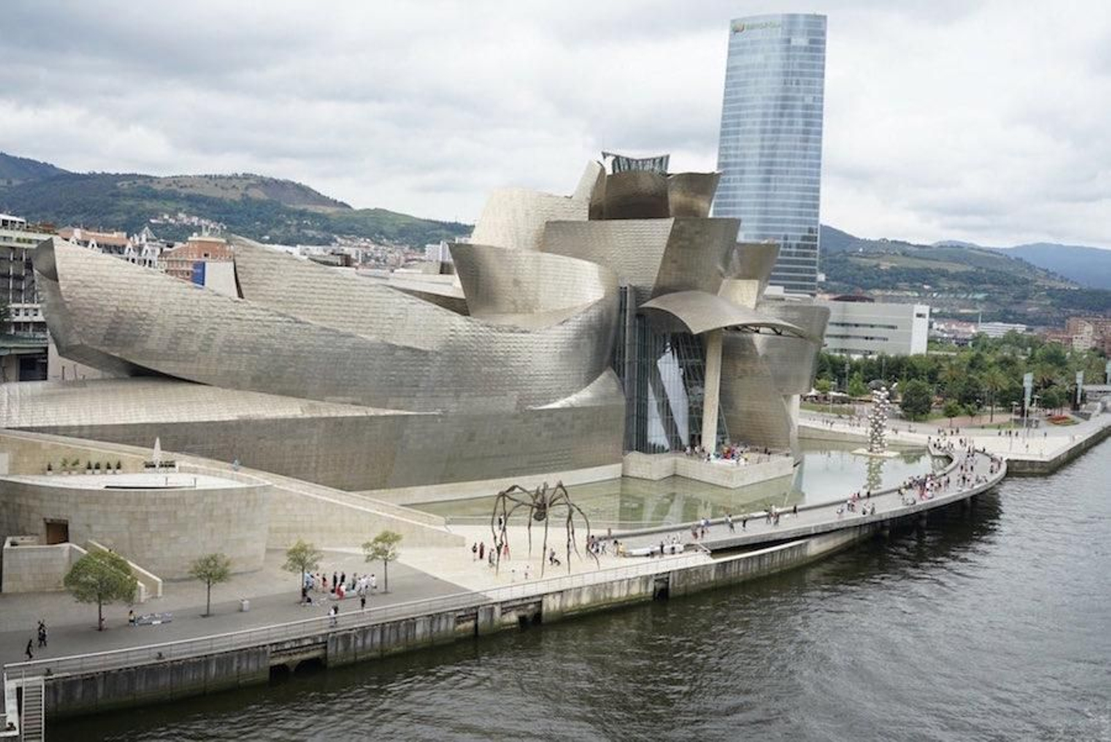 euskadi bilbao guggenheim exterior ria