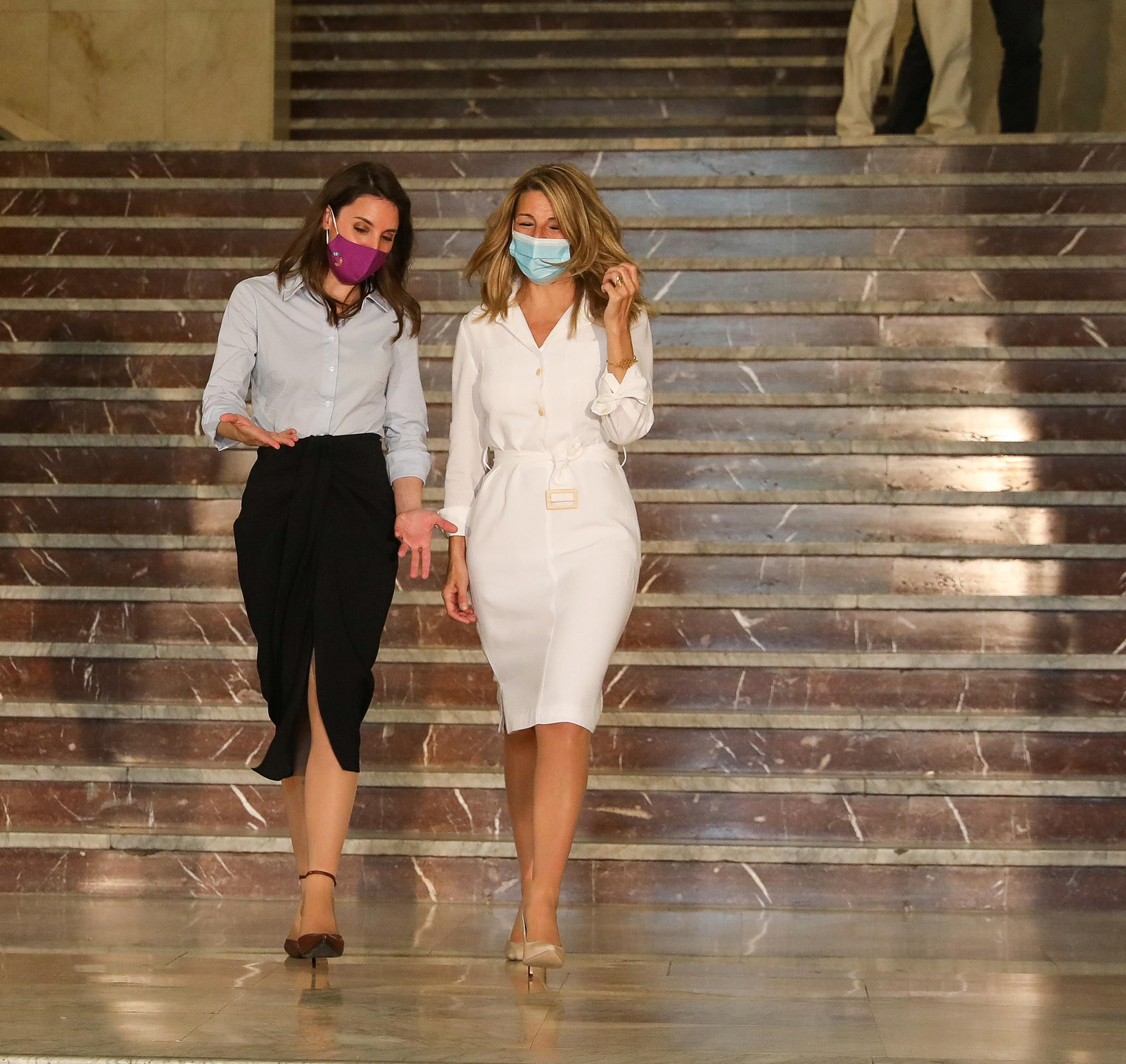 Archivo - La ministra de Igualdad, Irene Montero (i), y la vicepresidenta segunda del Gobierno , Yolanda Díaz, caminan tras la presentación de la herramienta de igualdad retributiva, a 15 de abril de 2021, Madrid, (España)