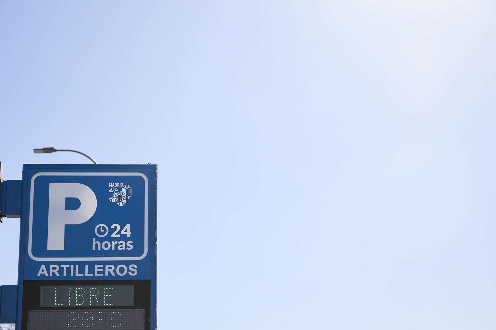 Archivo - Cartel de un aparcamiento