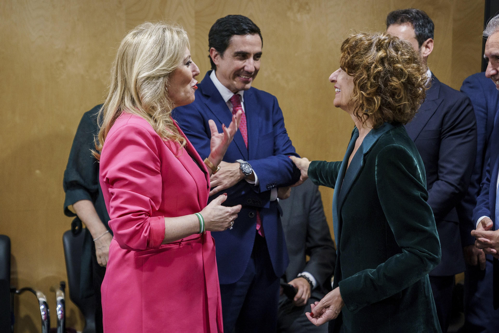 Archivo - La vicepresidenta primera del Gobierno y ministra de Hacienda, María Jesús Montero (d), y la consejera de Economía, Hacienda y Fondos Europeos de la Junta de Andalucía, Carolina España (i), en el CPFF, a 26 de febrero de 2025. (Foto de archivo).