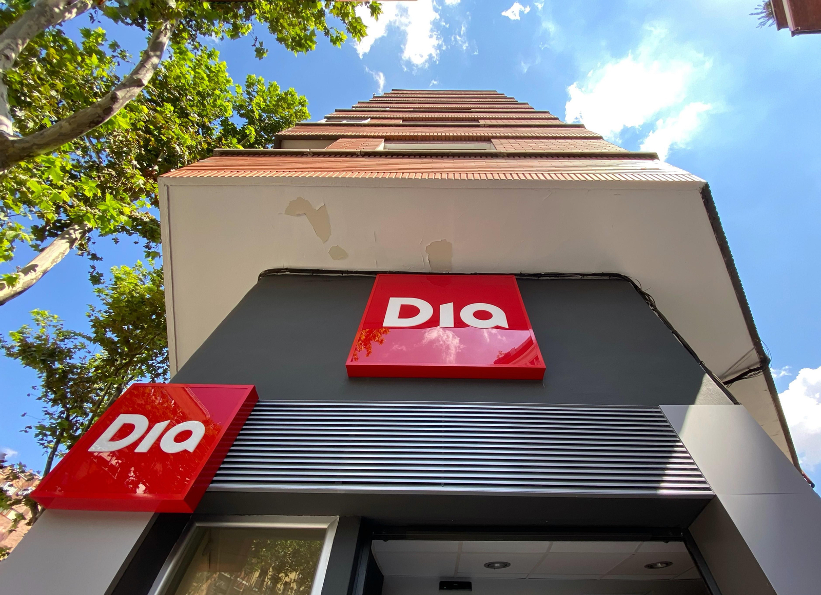 Archivo - La entrada de un supermercado Dia