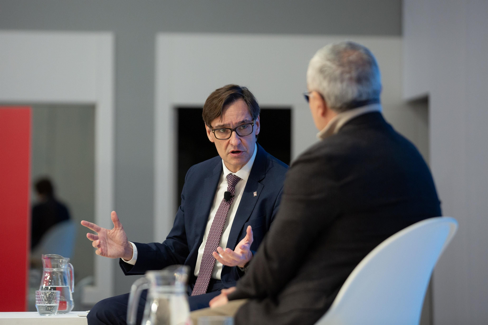 El primer secretario del PSC, Salvador Illa, en un diálogo con Alejandro Blanco (COE) en una jornada de la Fundació Rafael Campalans sobre los Juegos Olímpicos de Invierno.