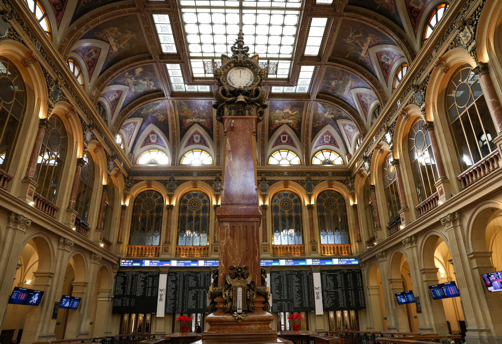 Archivo - Vista interior del Palacio de la Bolsa, en Madrid (España)