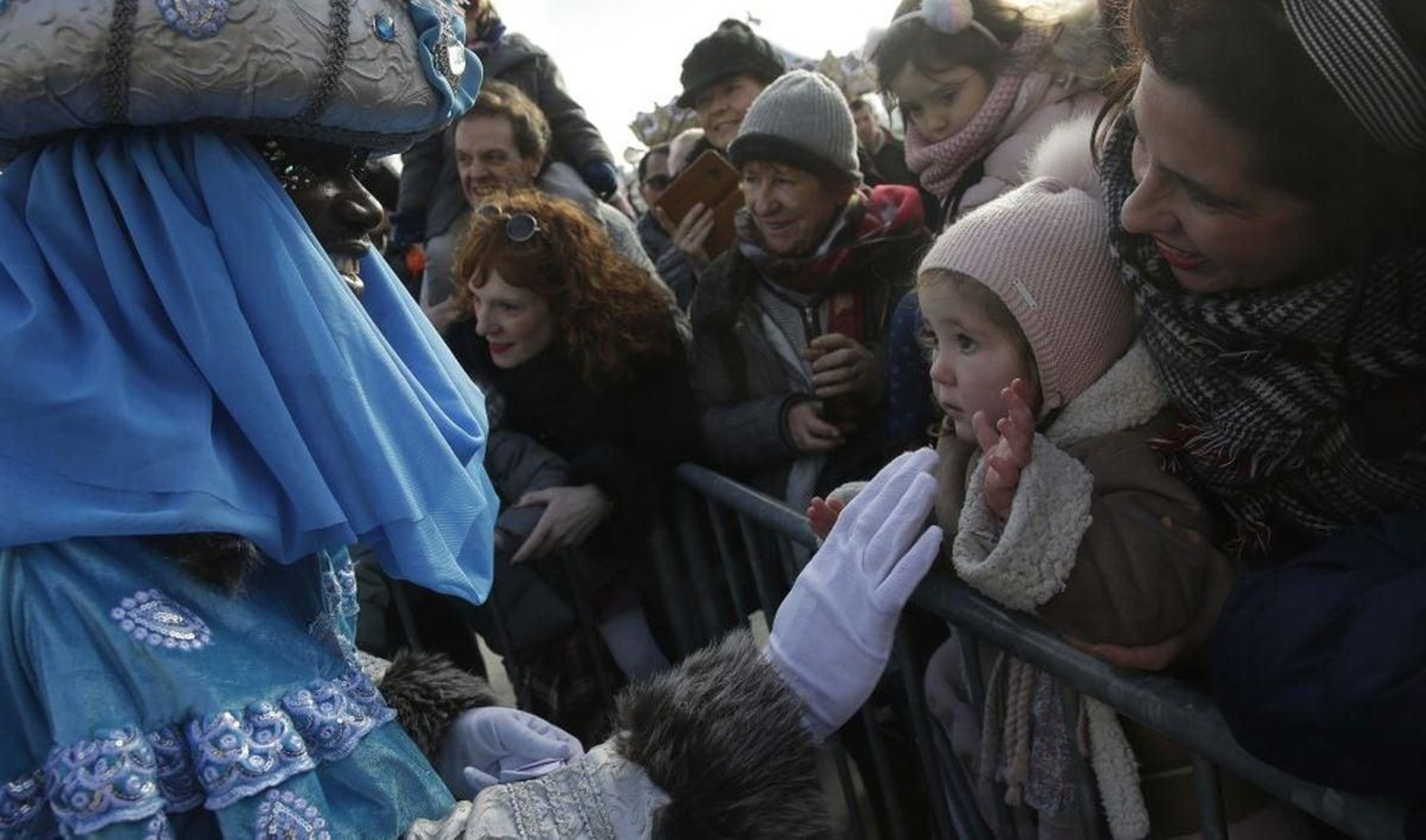 El rey Baltasar saluda a una niña durante la cabalgata de San Sebastián del año pasado