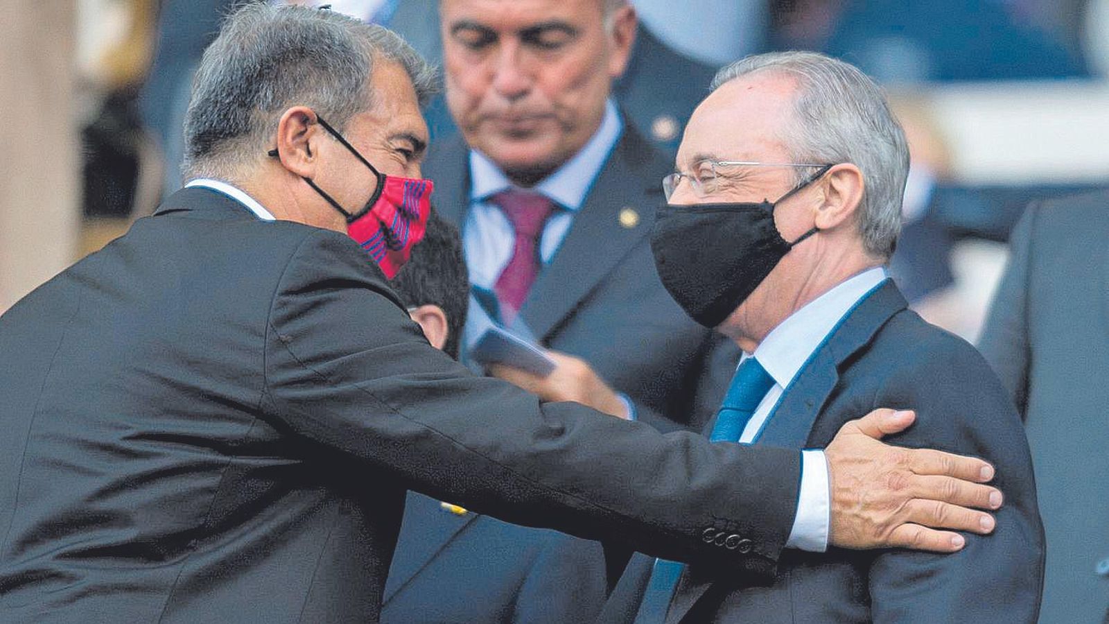 El presidente del Barça Joan Laporta saluda al presidente blanco Florentino Pérez