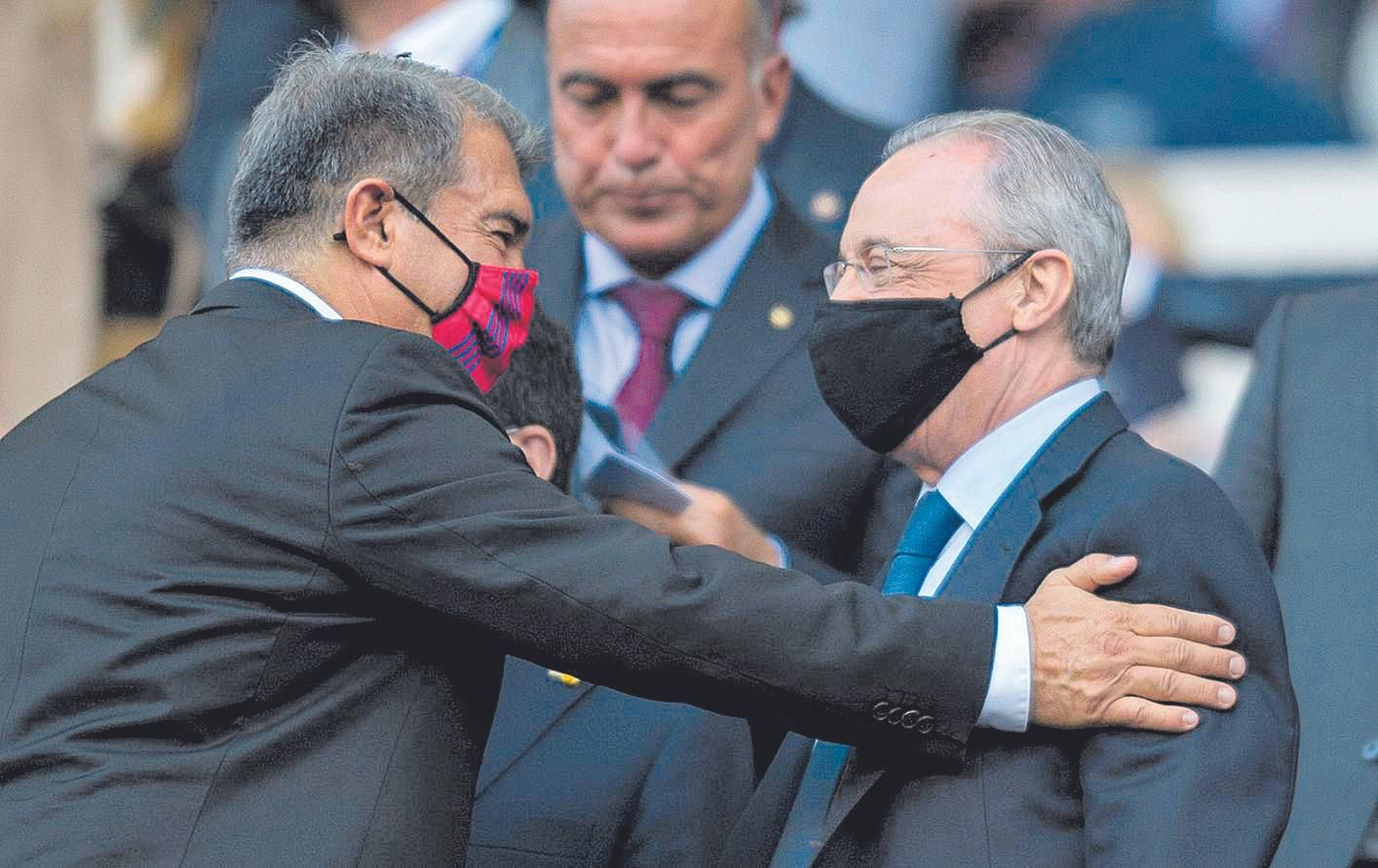 El presidente del Barça Joan Laporta saluda al presidente blanco Florentino Pérez