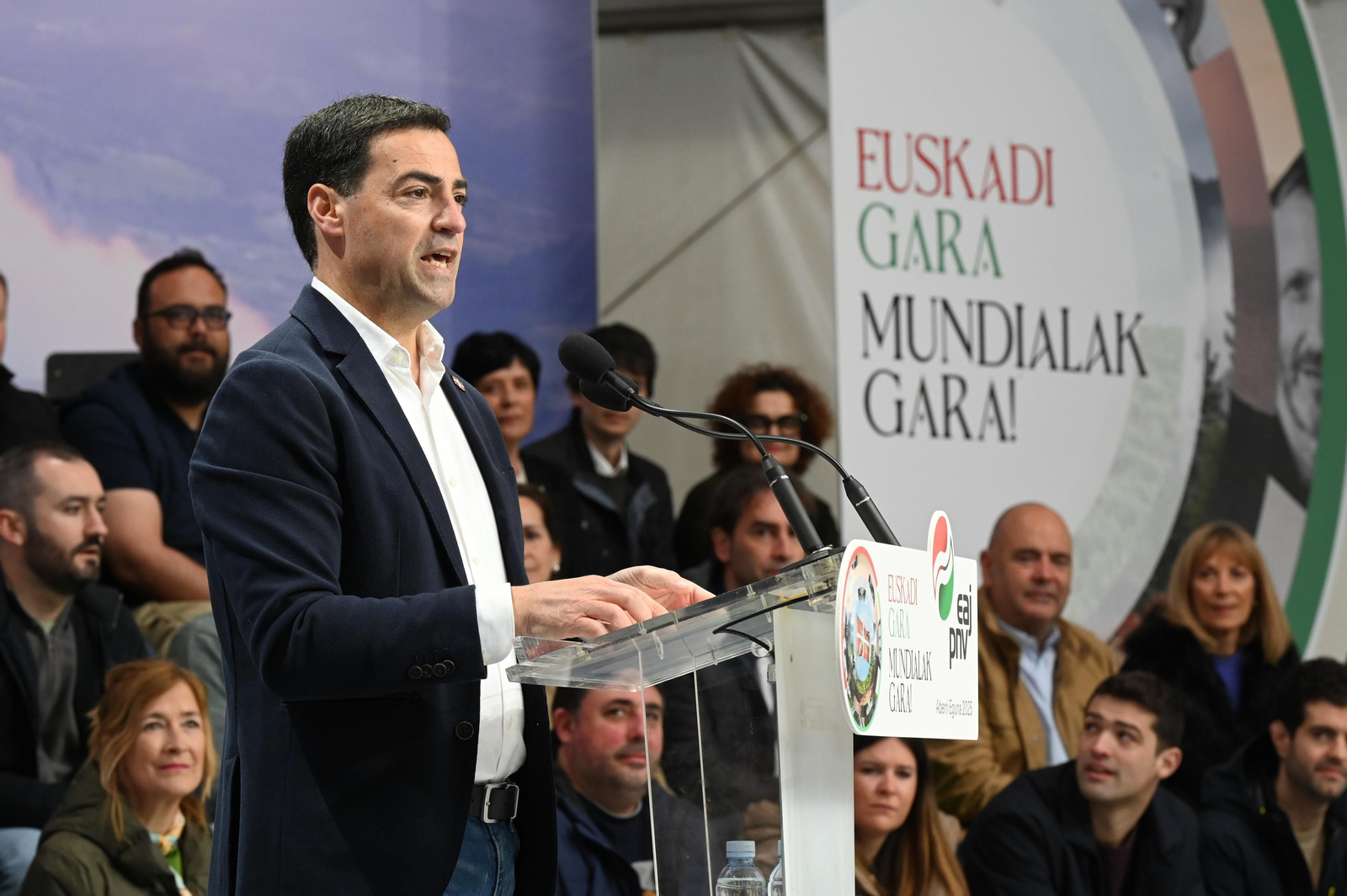 El Lehendakari, Imanol Pradales, en la celebración del Aberri Eguna en la Plaza Nueva de Bilbao