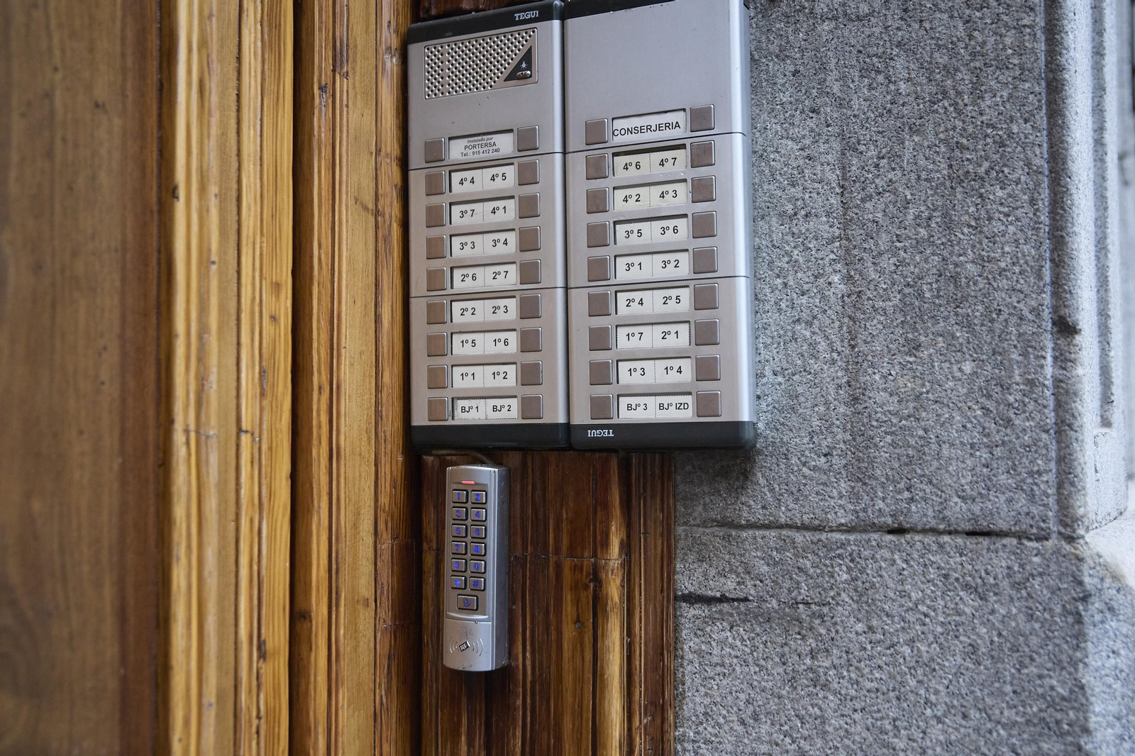 Archivo - Telefonillo de un bloque de viviendas, a 29 de octubre de 2024, en Madrid (España). Almeida, ha informado este martes, 29 de octubre, que presentará en dos semanas el Plan Especial de Protección del Ámbito Residencial en la Ciudad de Madrid con