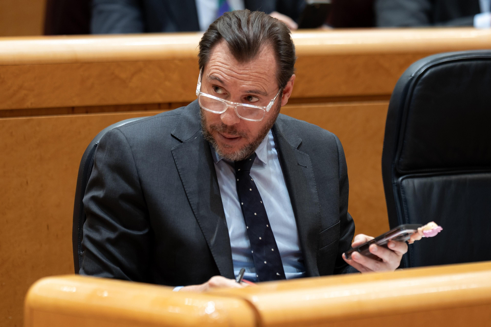 Archivo - El ministro de Transportes y Movilidad Sostenible, Óscar Puente, durante una sesión de control en el Senado, a 11 de marzo de 2025, en Madrid (España).