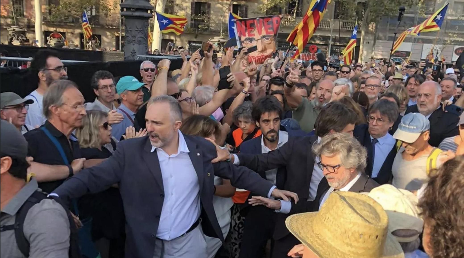 Puigdemont rodeado en su llegada a Barcelona