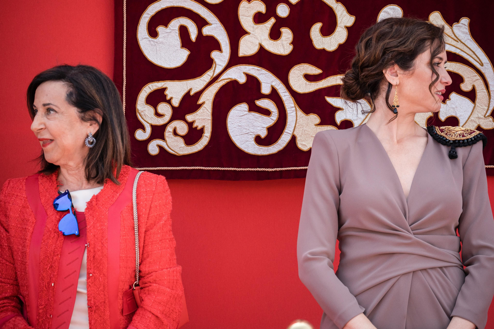 Archivo - La ministra de Defensa, Margarita Robles (i), y la presidenta de la Comunidad y candidata del PP a la reelección, Isabel Díaz Ayuso (d),durante el acto cívico militar con motivo del Día de la Comunidad de Madrid en la Puerta del Sol, a 2 de mayo